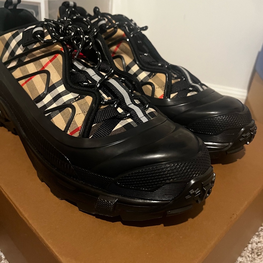 I am looking to sell theses 1 time wear Burberry shoes size 46.Perfect condition